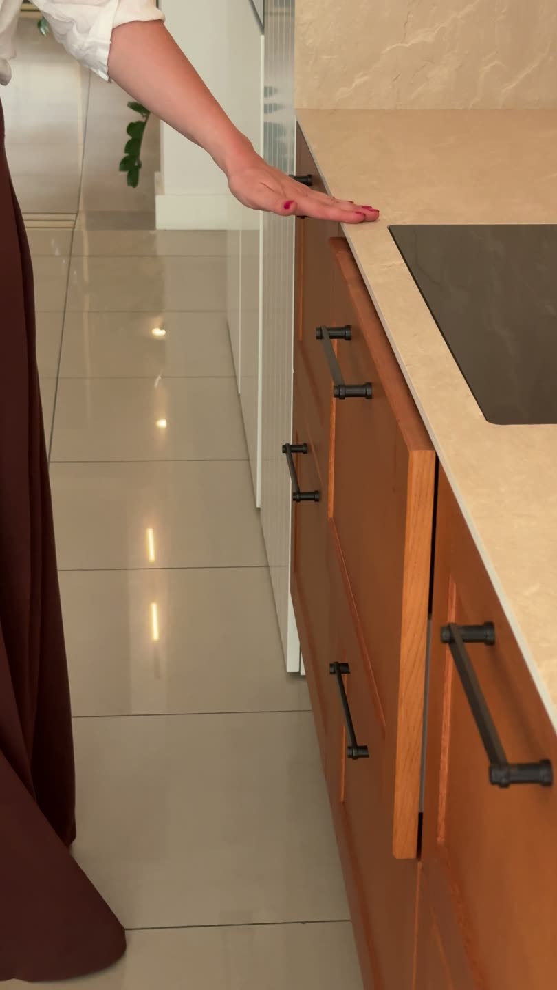 Kuchnia loft z drewnianymi frontami i czarnym blatem - widok na półwysep